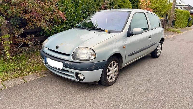 Silber Gebraucht 1999 Renault Clio II Kleinwagen | 900 € (Superpreis) - Bild 1/4