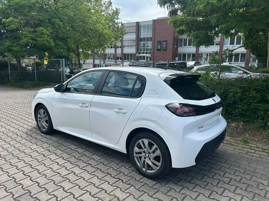 Gebraucht Peugeot 208 Active 102 PS (75 kW) 2023 Weiß Kleinwagen