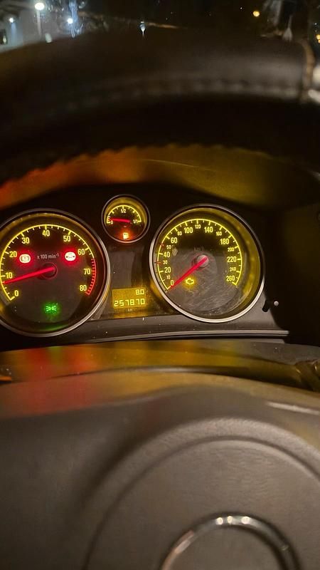 Weiß Gebraucht 2009 Opel Astra Coupé | 1.000 € (Guter Preis) - Bild 1/4