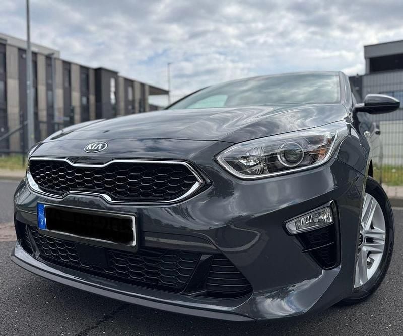 Grau Gebraucht 2019 Kia Ceed Limousine | 17.650 € (Fairer Preis) - Bild 1/4