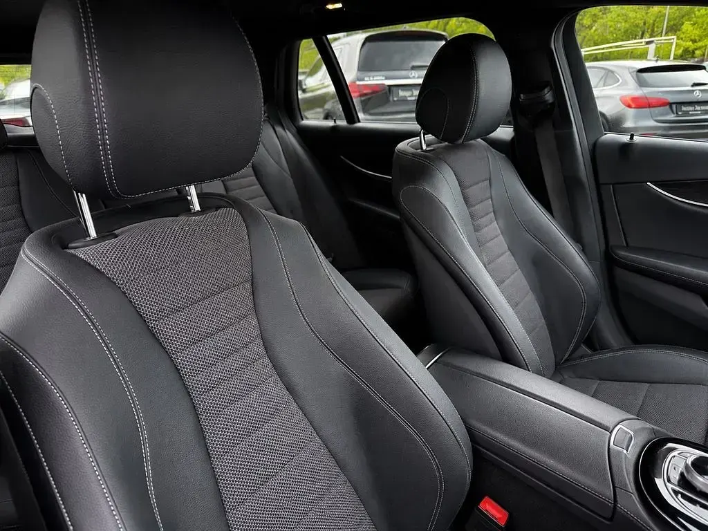 Second-hand Mercedes E300 Avantgarde 306 CP (225 kW) 2023 Negru Berlinǎ