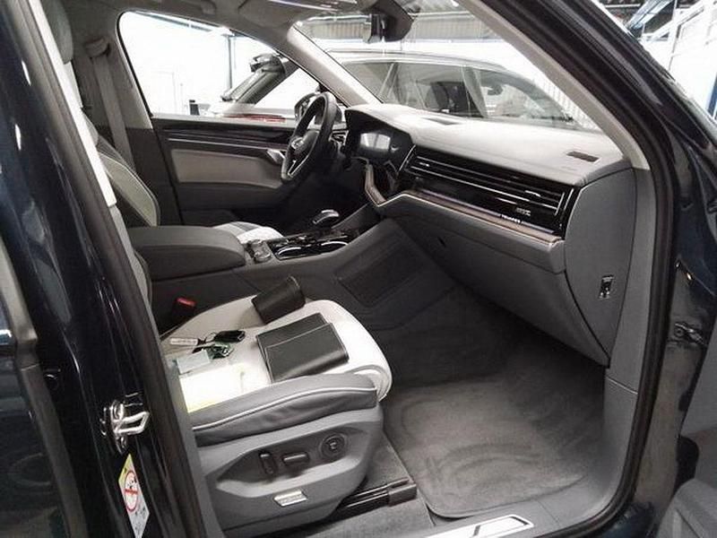 Gebraucht VW Touareg Elegance 381 PS (280 kW) 2023 Meloe blue kristalleffekt SUV