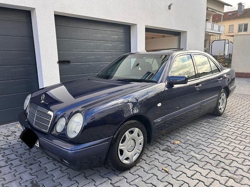Blau Gebraucht 1996 Mercedes E230 Classic Limousine | 3.250 € (Fairer Preis) - Bild 1/4