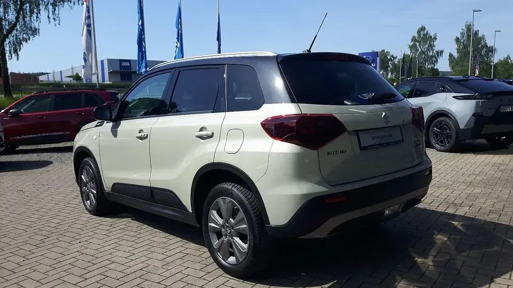 Gebraucht Suzuki Vitara Comfort 102 PS (75 kW) 2024 Beige SUV