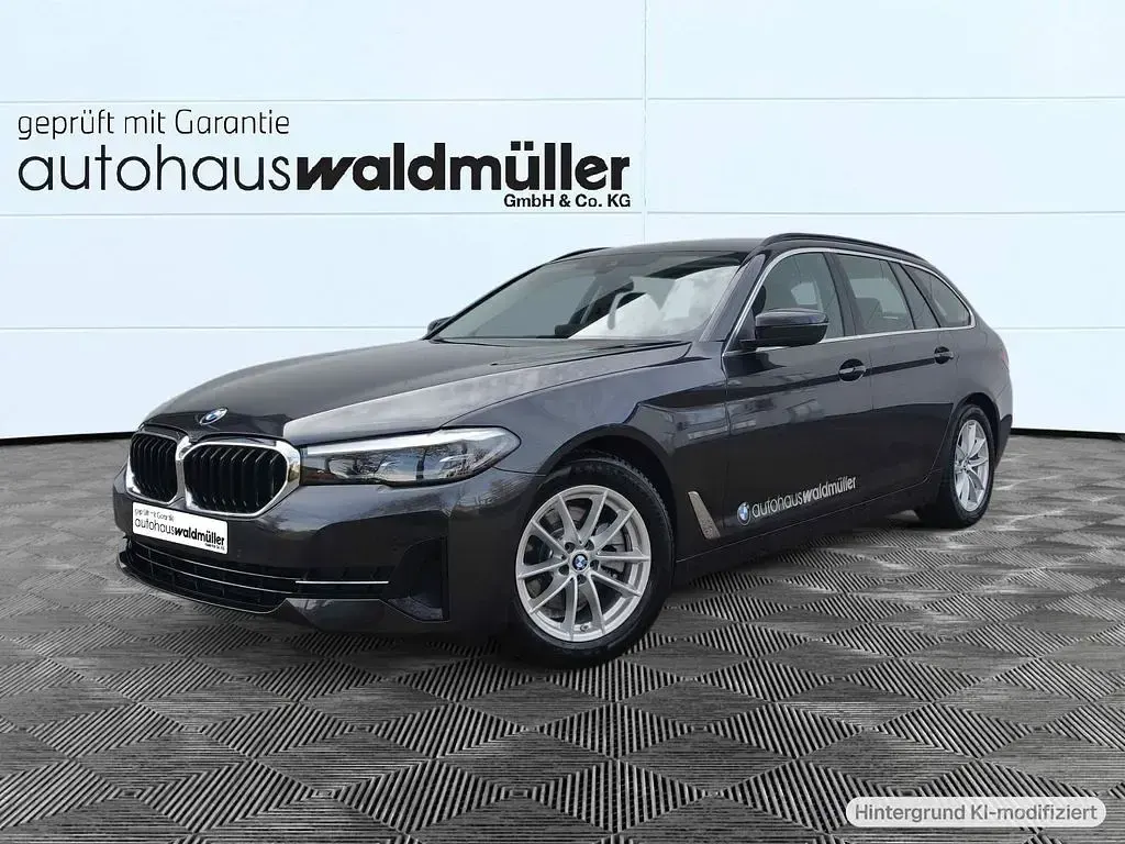 Gebraucht BMW 520 Sport Line 190 PS (139 kW) 2020 Sophistograu brillanteffekt metallic Kombi