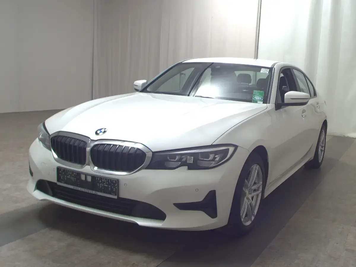 Używany BMW 320 Advantage 190 KM (139 kW) 2021 Biały Sedan/Limuzyna