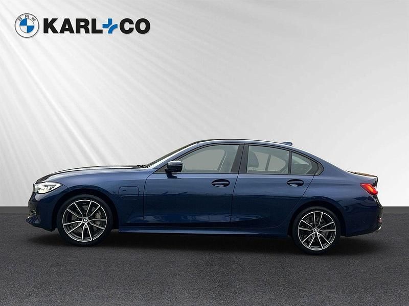 Blau Gebraucht 2019 BMW 330e Sport Line Limousine | 24.488 € (Fairer Preis) - Bild 1/4