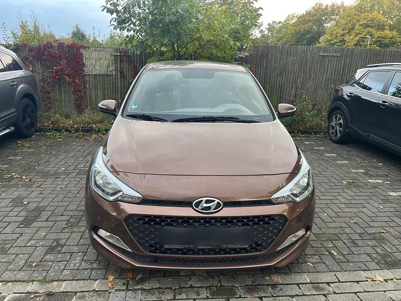 Braun Gebraucht 2016 Hyundai i20 Kleinwagen | 5.499 € (Superpreis) - Bild 1/4
