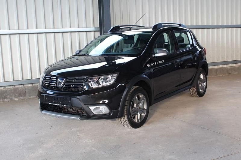 Schwarz Gebraucht 2019 Dacia Sandero Essentiel SUV | 9.690 € (Fairer Preis) - Bild 1/4