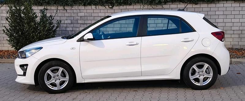 Weiß Gebraucht 2021 Kia Rio Limousine | 12.500 € (Fairer Preis) - Bild 1/4