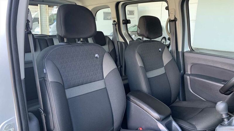Gebraucht Renault Kangoo LIMITED 116 PS (85 kW) 2018 Silber / silbergrau / metallic Van / Kleinbus