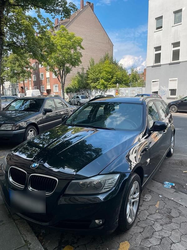Schwarz Gebraucht 2012 BMW 320 Kombi | 4.900 € (Superpreis) - Bild 1/4