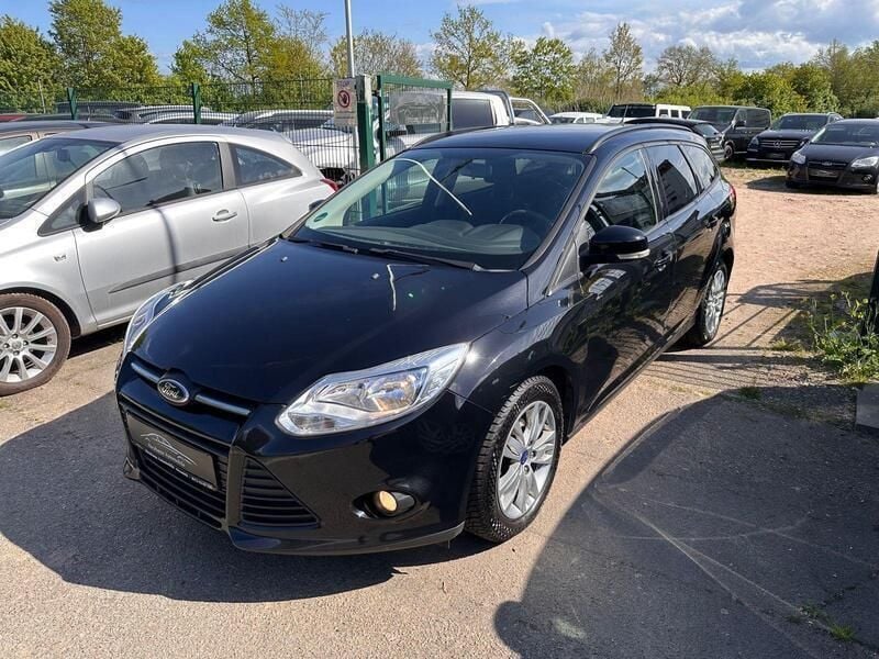 Schwarz Gebraucht 2013 Ford Focus Kombi | 6.799 € (Teuer) - Bild 1/4