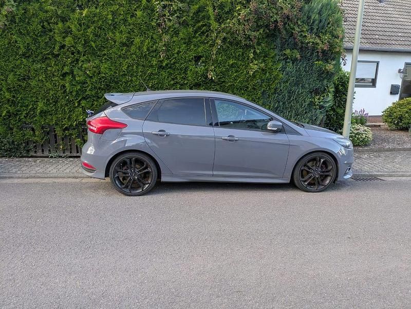 Grau Gebraucht 2017 Ford Focus Sport Limousine | 15.750 € (Fairer Preis) - Bild 1/4
