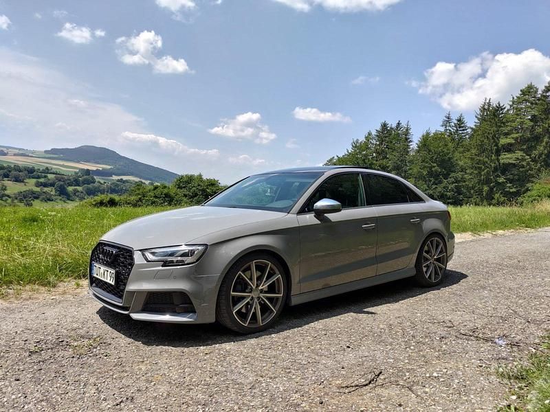 Grau Gebraucht 2018 Audi S3 Comfort Limousine | 27.000 € (Teuer) - Bild 1/4