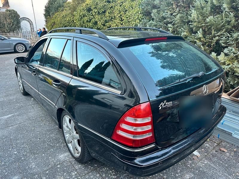 Gebraucht Mercedes C180 143 PS (105 kW) 2004 Schwarz Kombi