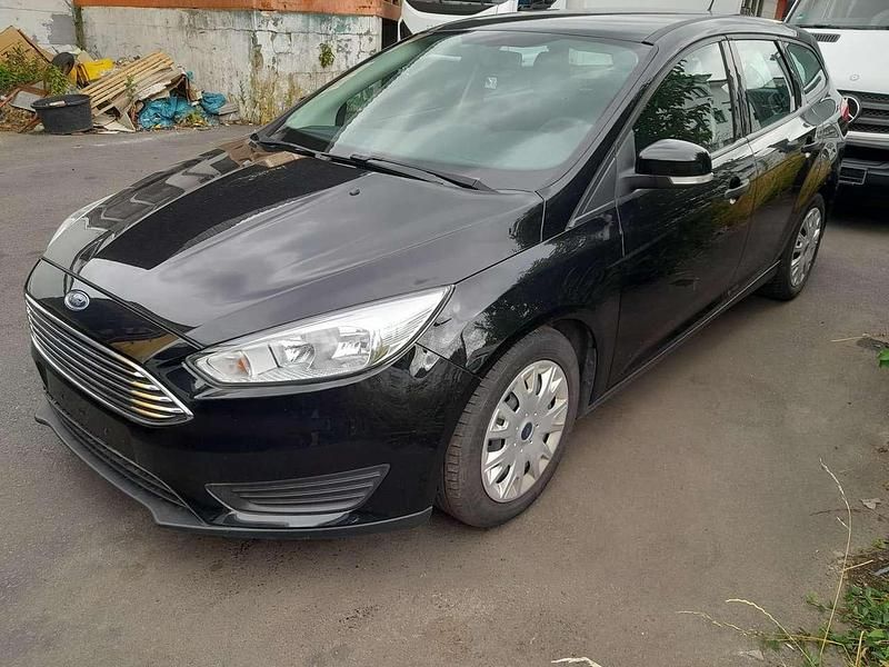 Gebraucht Ford Focus Trend 101 PS (74 kW) 2015 Schwarz Kombi