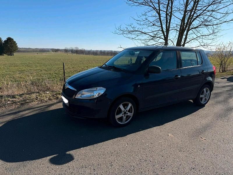 Gebraucht Skoda Fabia 60 PS (44 kW) 2010 Blau Kleinwagen