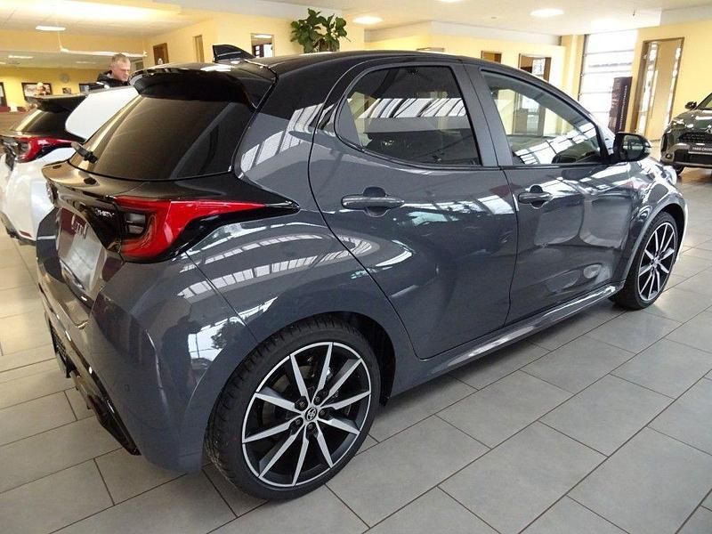 Grau Neu 2026 Toyota Yaris Hybrid Sport Limousine | 29.690 € (Fairer Preis) - Bild 1/4