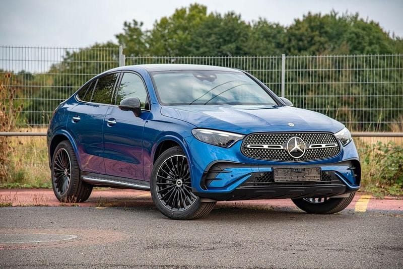 Blau Neu 2025 Mercedes GLC300 AMG Limousine | 76.041 € - Bild 1/4