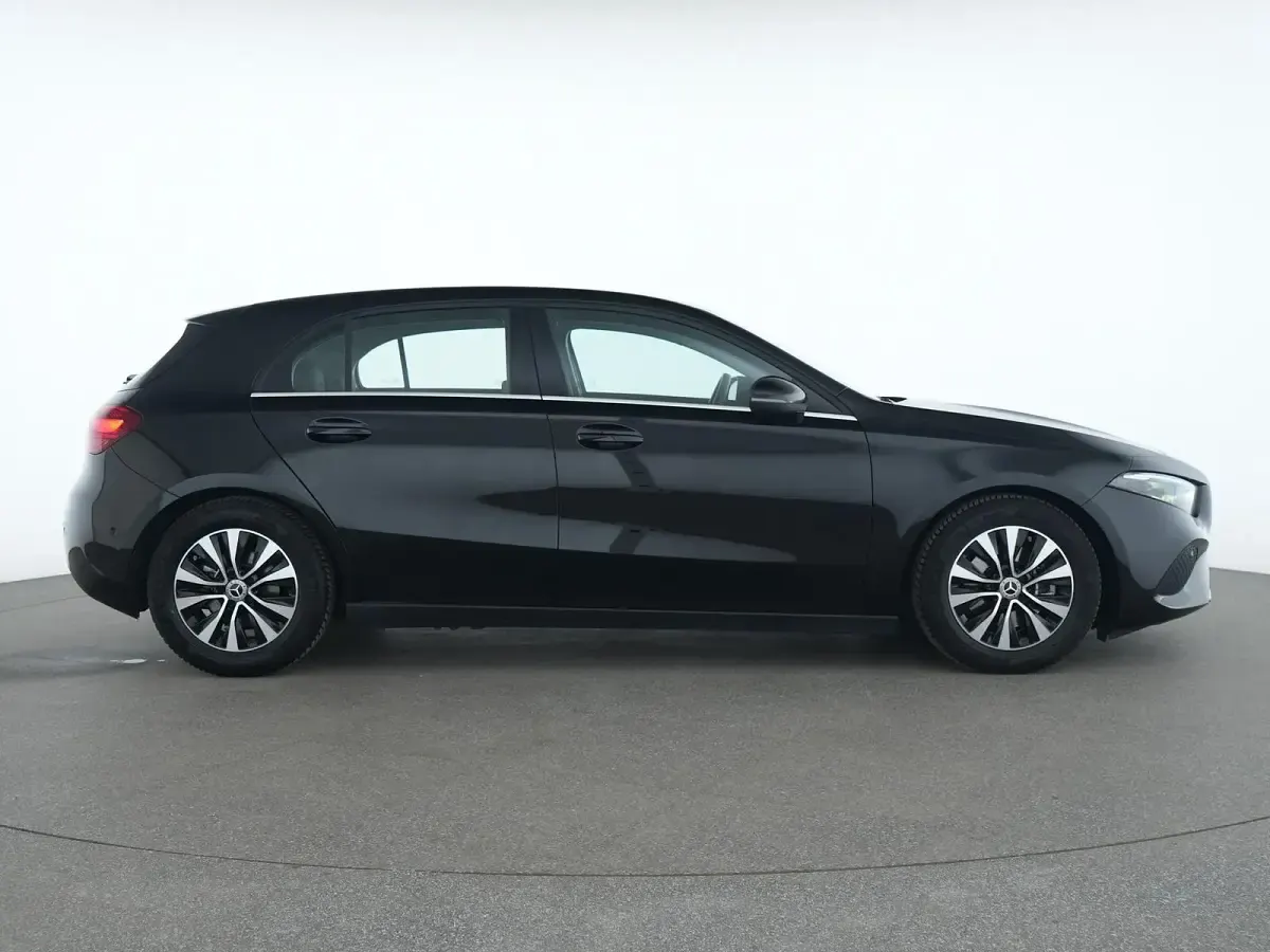 Gebraucht Mercedes A180 136 PS (100 kW) 2024 Nachtschwarz Limousine