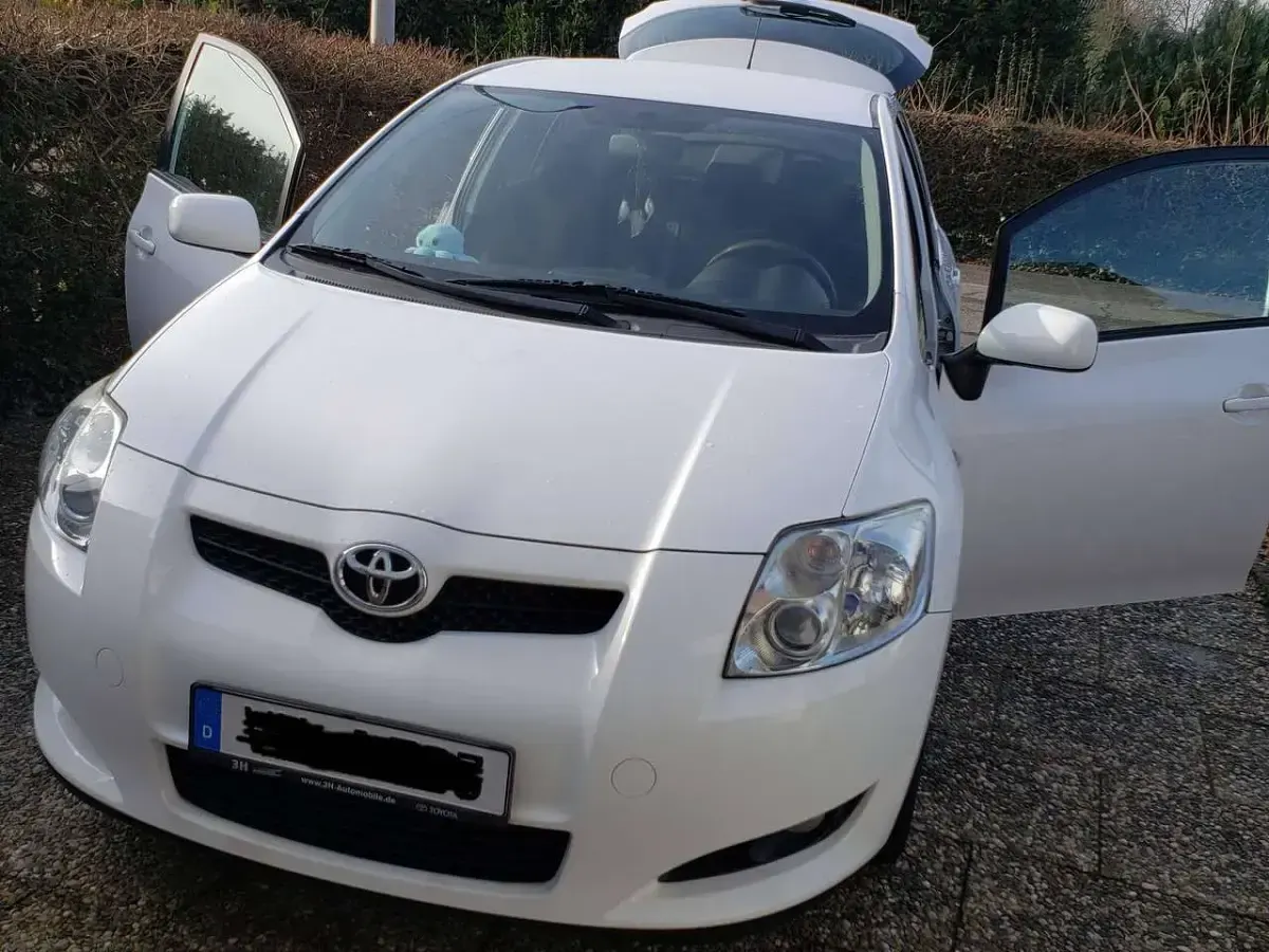 Gebraucht Toyota Auris Life 101 PS (74 kW) 2010 Weiß Kleinwagen