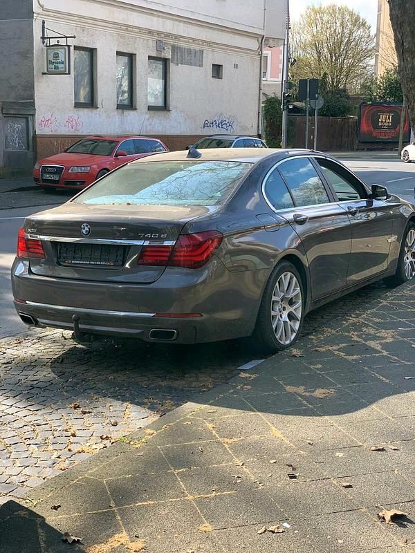 Gebraucht BMW 740 313 PS (230 kW) 2013 Braun Limousine