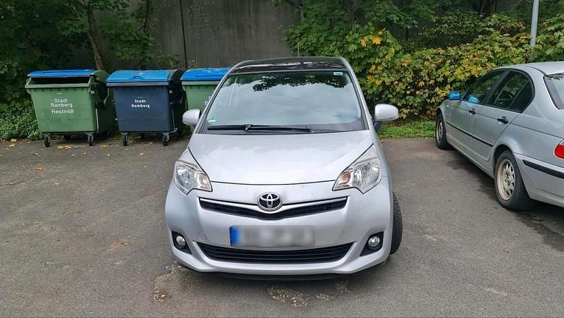 Silber Gebraucht 2011 Toyota Verso-S Club Van / Kleinbus | 8.500 € (Fairer Preis) - Bild 1/4