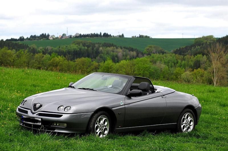 Grau Gebraucht 1997 Alfa Romeo Spider Cabrio | 3.250 € - Bild 1/4