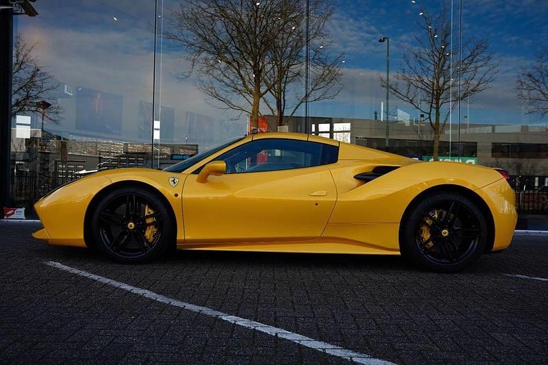 Gebraucht Ferrari 488 669 PS (492 kW) 2018 Gelb Cabrio