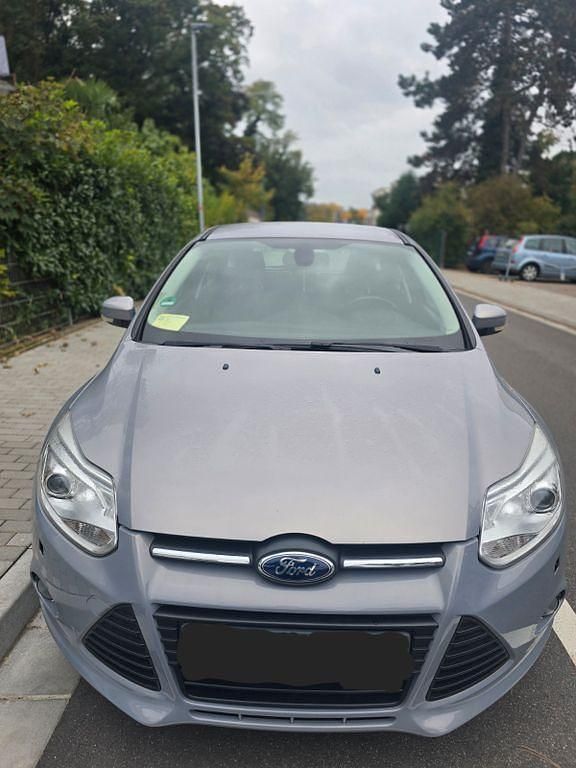 Grau Gebraucht 2014 Ford Focus Trend Limousine | 7.400 € (Fairer Preis) - Bild 1/4