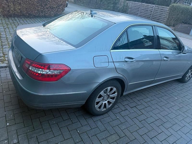 Gebraucht Mercedes E220 170 PS (125 kW) 2013 Silber Limousine