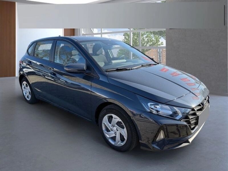Grau Gebraucht 2023 Hyundai i20 Essential Kleinwagen | 18.649 € (Fairer Preis) - Bild 1/4