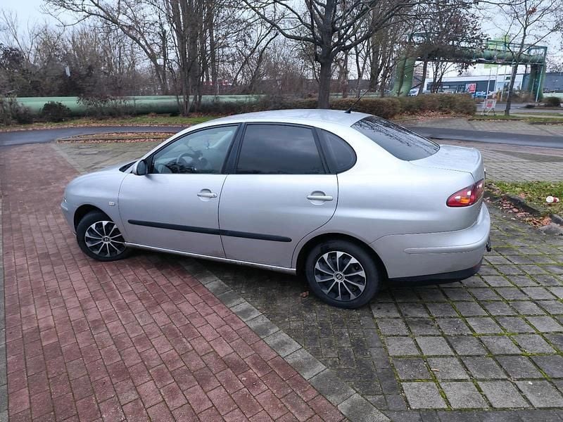 Silber Gebraucht 2003 Seat Cordoba Stella Limousine | 1.200 € (Superpreis) - Bild 1/4