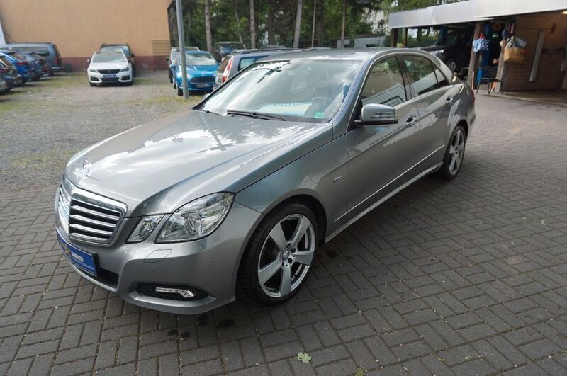 Silber Gebraucht 2011 Mercedes E300 Avantgarde Limousine | 14.990 € (Fairer Preis) - Bild 1/4