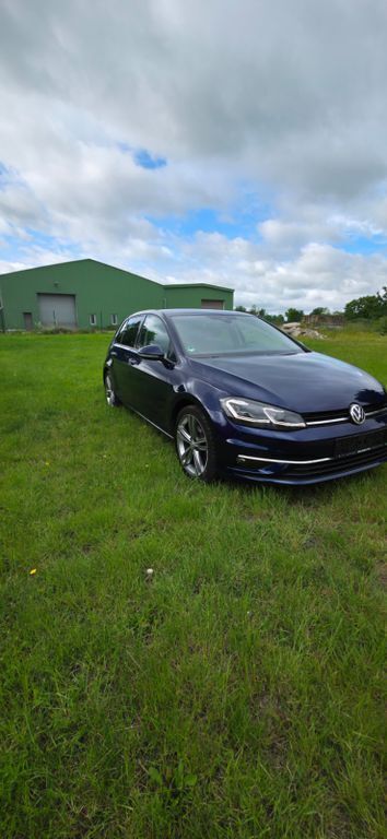 Blau Gebraucht 2017 VW Golf VII Highline Limousine | 15.500 € (Fairer Preis) - Bild 1/4