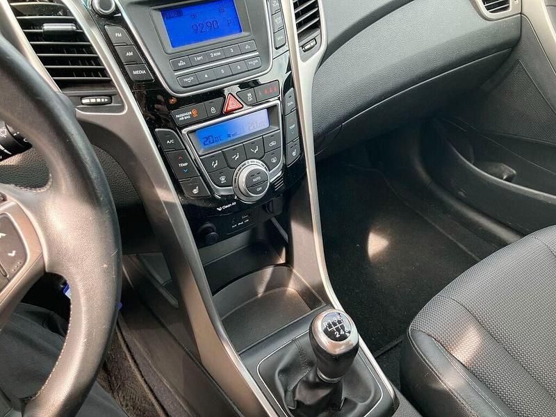 Gebraucht Hyundai i30 Intro Edition 99 PS (72 kW) 2012 Silber Limousine