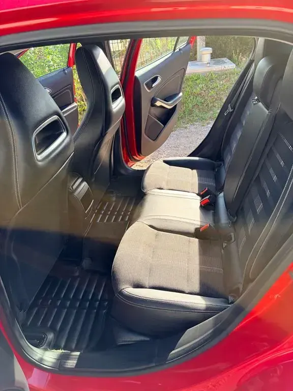 Gebraucht Mercedes GLA180 122 PS (89 kW) 2018 Rot SUV