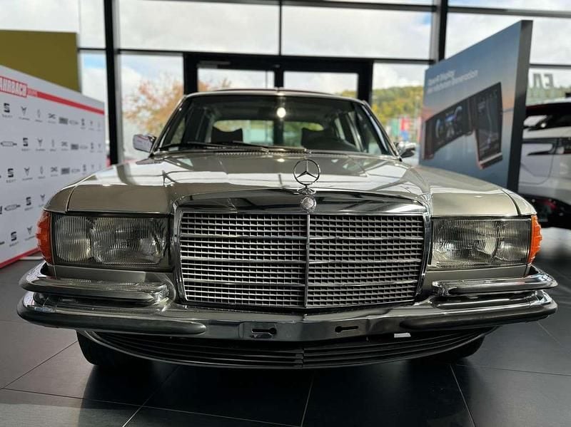 Silber Gebraucht 1977 Mercedes E280 Limousine | 13.900 € - Bild 1/4