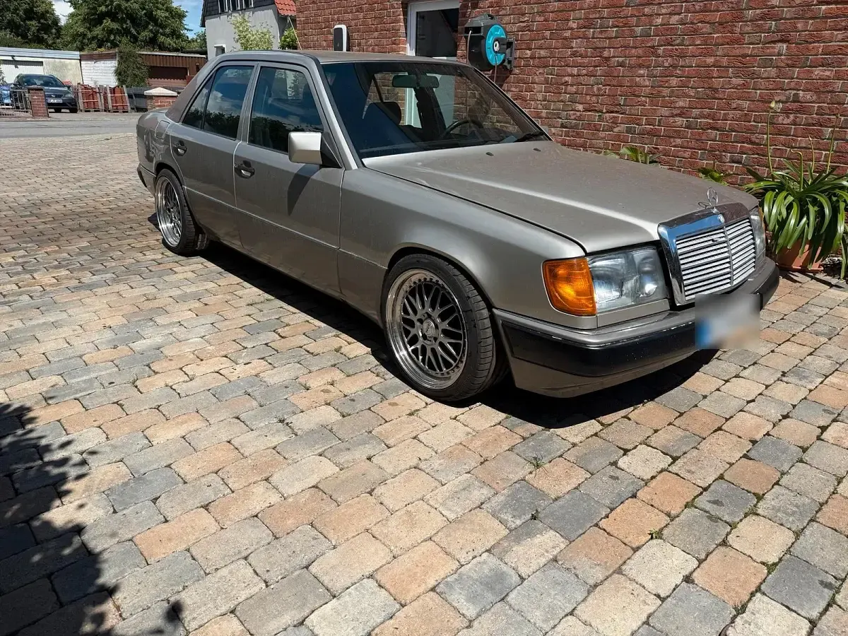 Gebraucht Mercedes E260 160 PS (117 kW) 1992 Gold Limousine