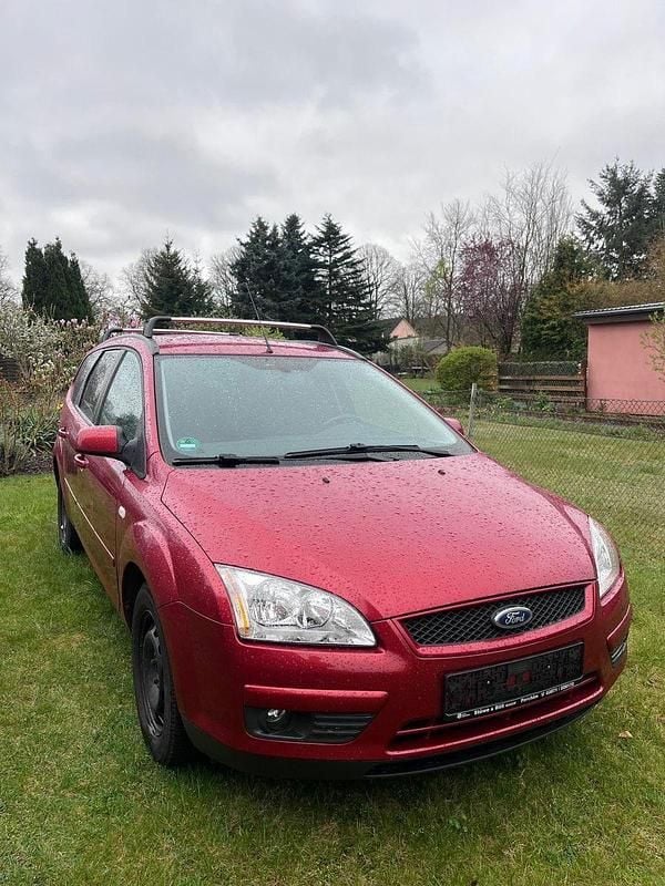 Używany Ford Focus Ambiente 101 KM (74 kW) 2007 Czerwony Sedan/Limuzyna