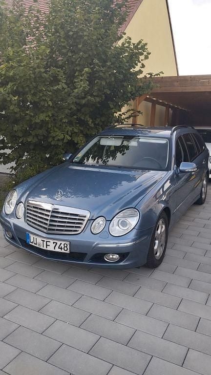 Blau Gebraucht 2007 Mercedes E320 Elegance Limousine | 7.500 € (Fairer Preis) - Bild 1/4