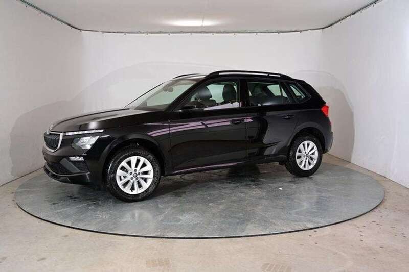 Schwarz (black magic perleffekt/schwarz) Neu 2024 Skoda Kamiq Drive SUV | 23.990 € (Superpreis) - Bild 1/4