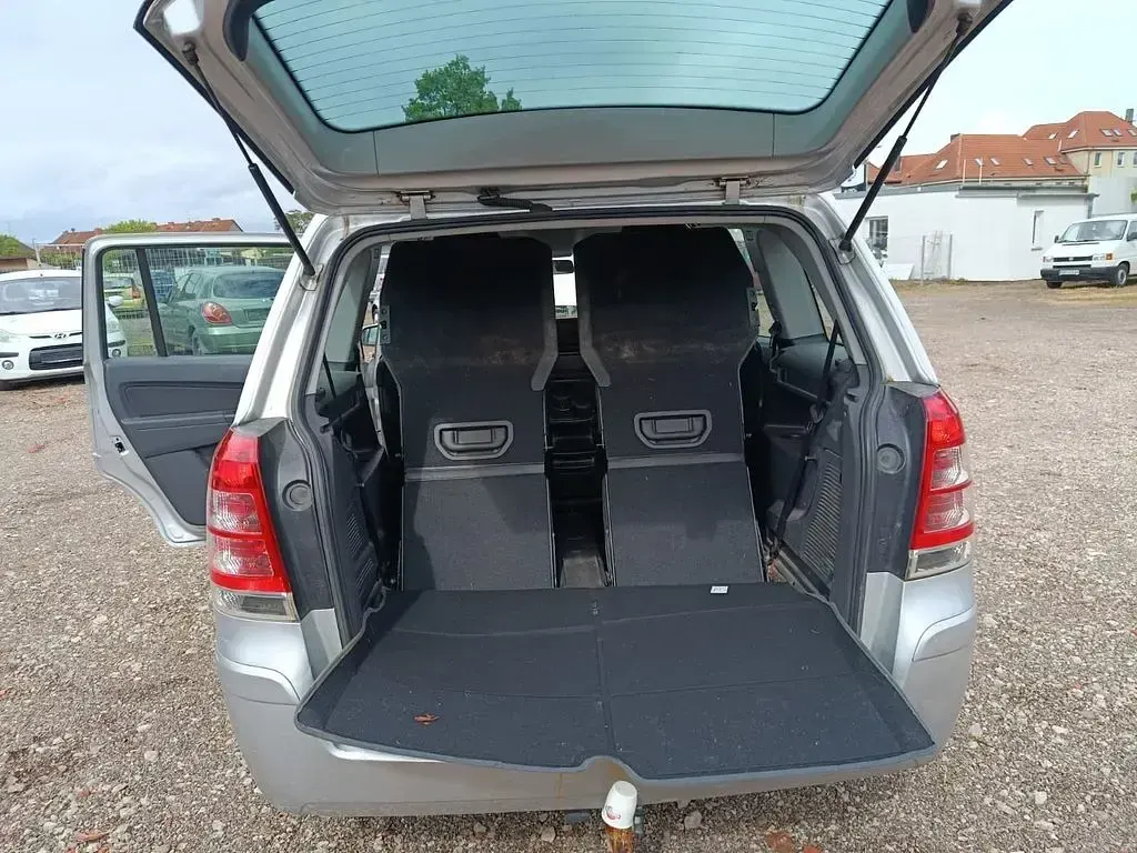 Gebraucht Opel Zafira Innovation 125 PS (91 kW) 2010 Silber Van / Kleinbus