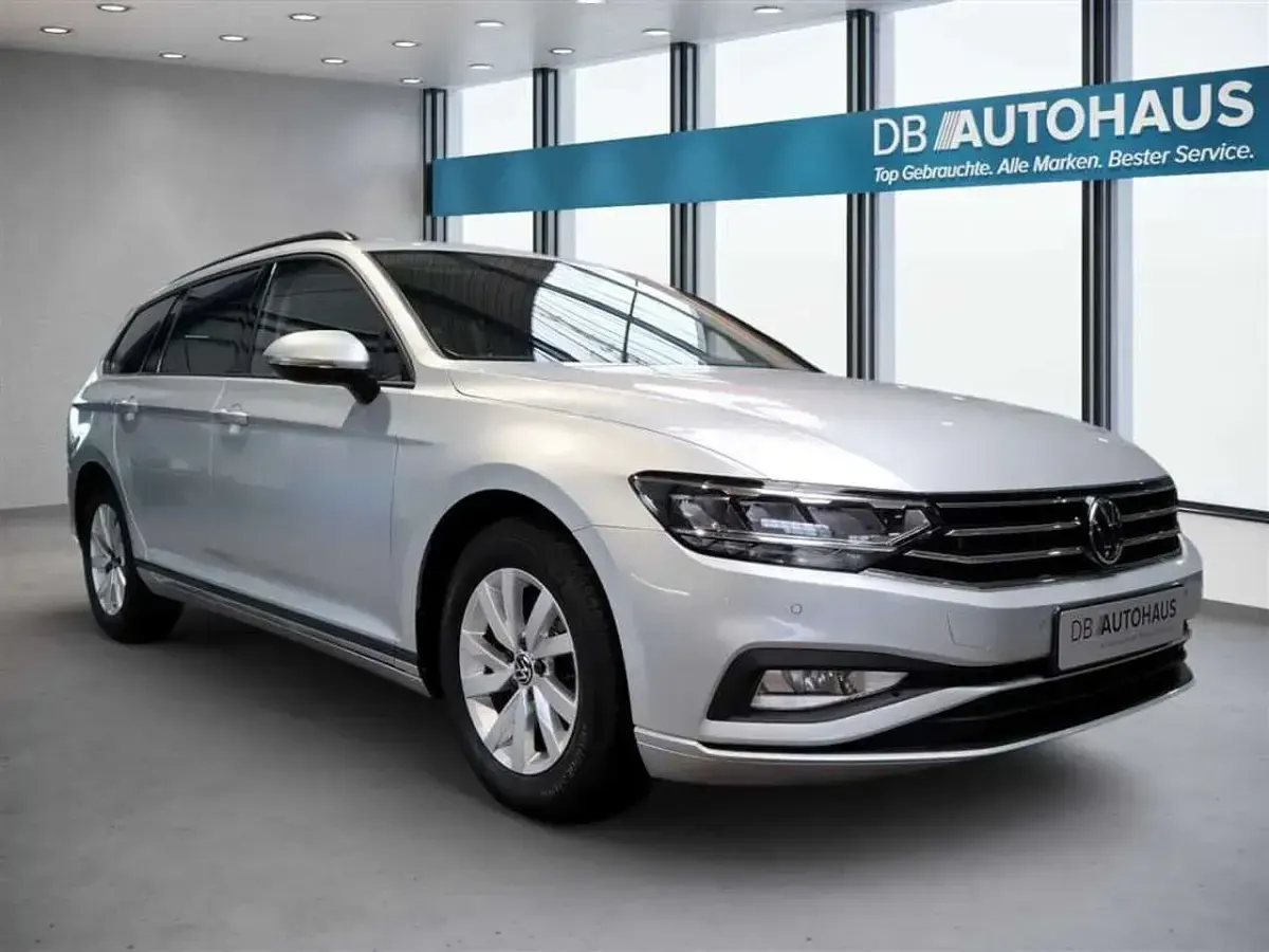 Gebraucht VW Passat 122 PS (89 kW) 2023 Silber Kombi