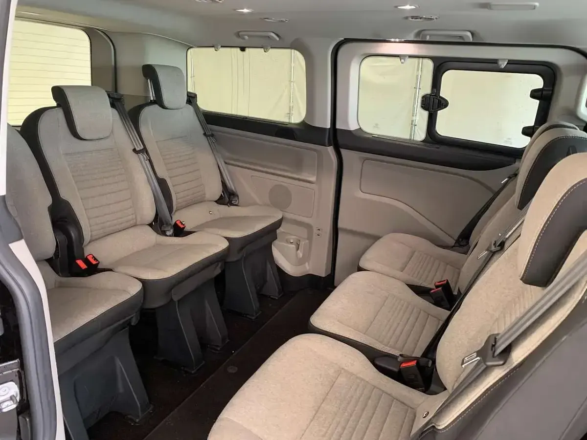 Gebraucht Ford Tourneo Titanium 125 PS (91 kW) 2022 Obsidianschwarz metallic Van / Kleinbus
