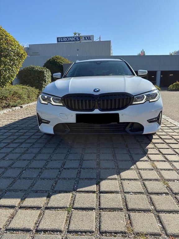 Weiß Gebraucht 2020 BMW 330 Performance Kombi | 27.190 € (Superpreis) - Bild 1/4