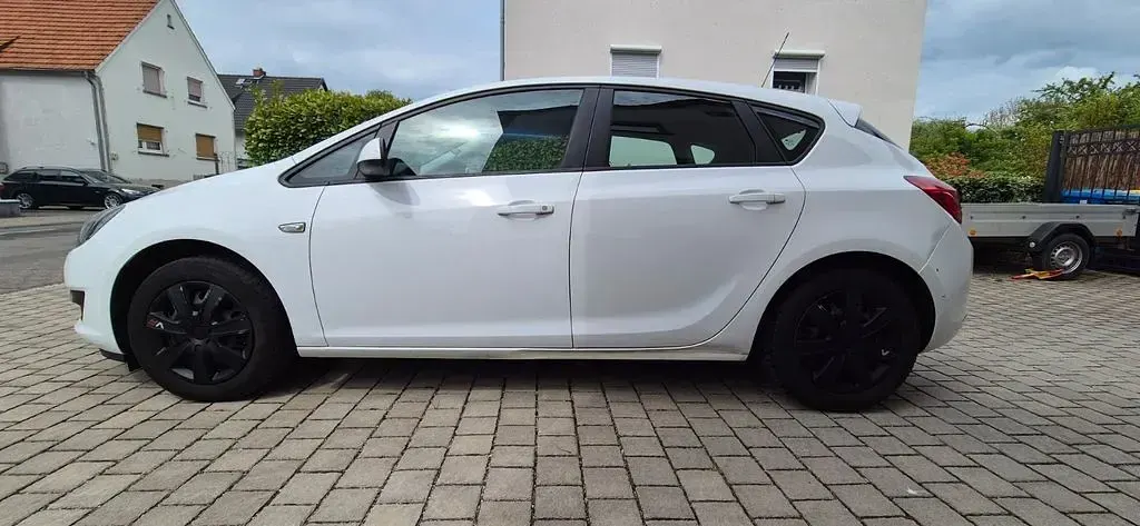 Gebraucht Opel Astra 101 PS (74 kW) 2013 Weiß Limousine