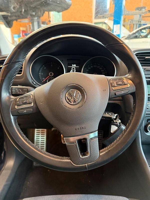 Gebraucht VW Golf VI 105 PS (77 kW) 2011 Blau Kleinwagen