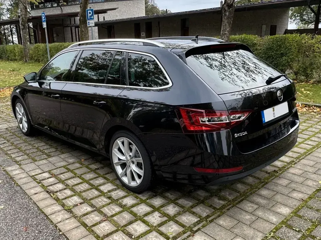 Używany Skoda Superb Style 190 KM (139 kW) 2018 Czarny Kombi